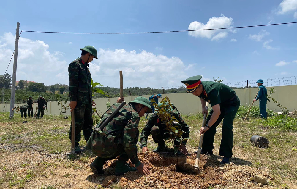 Cán bộ, chiến sĩ Trung đoàn Bộ binh 994 tham gia trồng cây trên khu vực thao trường ngày 18/5
