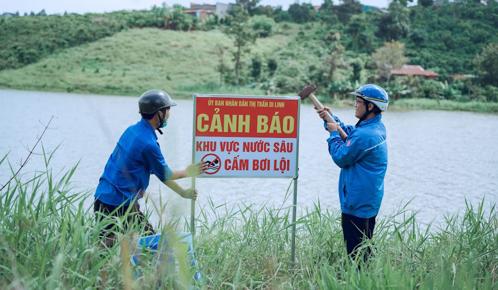 Thanh niên huyện Di Linh tiến hành cắm biển cảnh báo phòng chống đuối nước tại khu vực có ao chứa nước tưới cà phê 