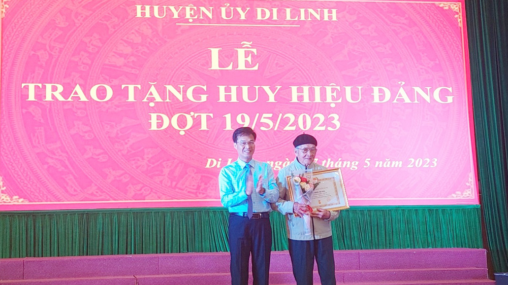Đảng viên Nguyễn Văn Liêng nhận Huy hiệu 65 năm tuổi Đảng