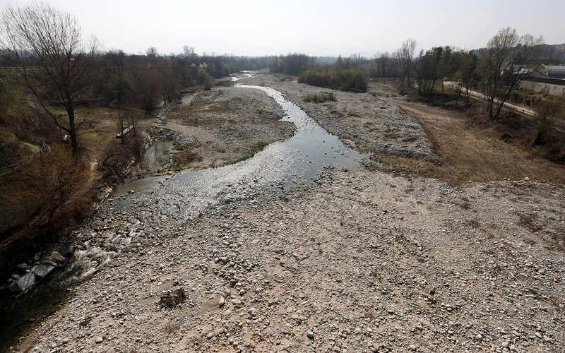 Một dòng sông khô cạn ở Cuneo, Italia
