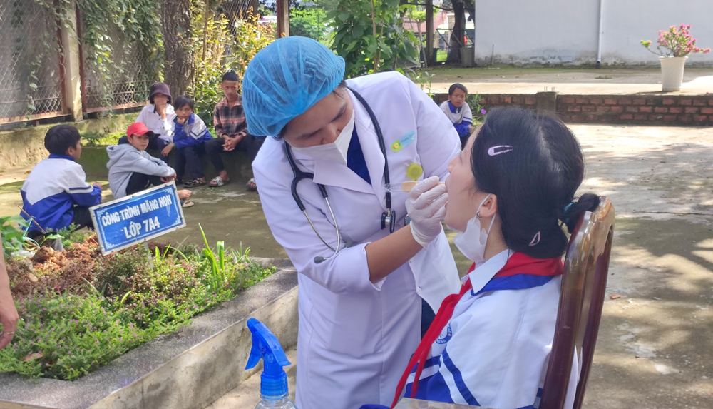 Thanh niên Chi đoàn Trung tâm Y tế huyện Đam Rông khám sức khoẻ miễn phí cho trẻ em các vùng khó khăn trên địa bàn