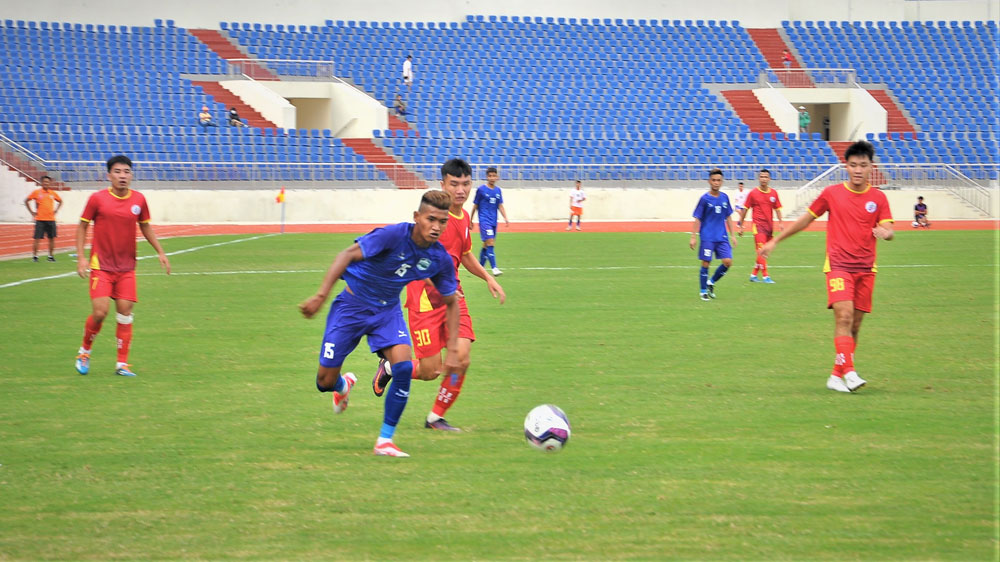 Cầu thủ Lâm Đồng (áo xanh) trong một pha lên bóng về cầu môn đội khách