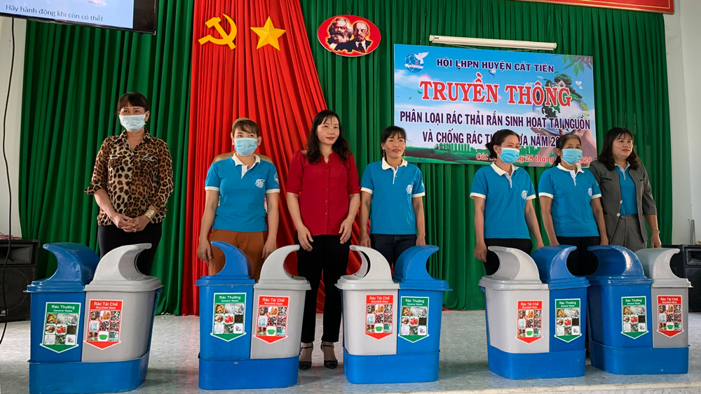 Sở Tài nguyên và Môi trường phối hợp với Hội Liên hiệp Phụ nữ huyện Cát Tiên tặng thùng rác 2 ngăn cho các hộ gia đình và tiểu thương để phân loại rác thải tại nguồn