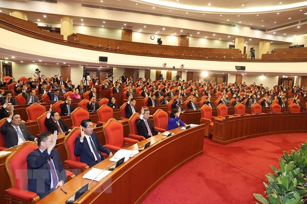 Các vị lãnh đạo Đảng, Nhà nước và các đại biểu biểu quyết thông qua Nghị quyết Hội nghị Trung ương giữa nhiệm kỳ khóa XIII