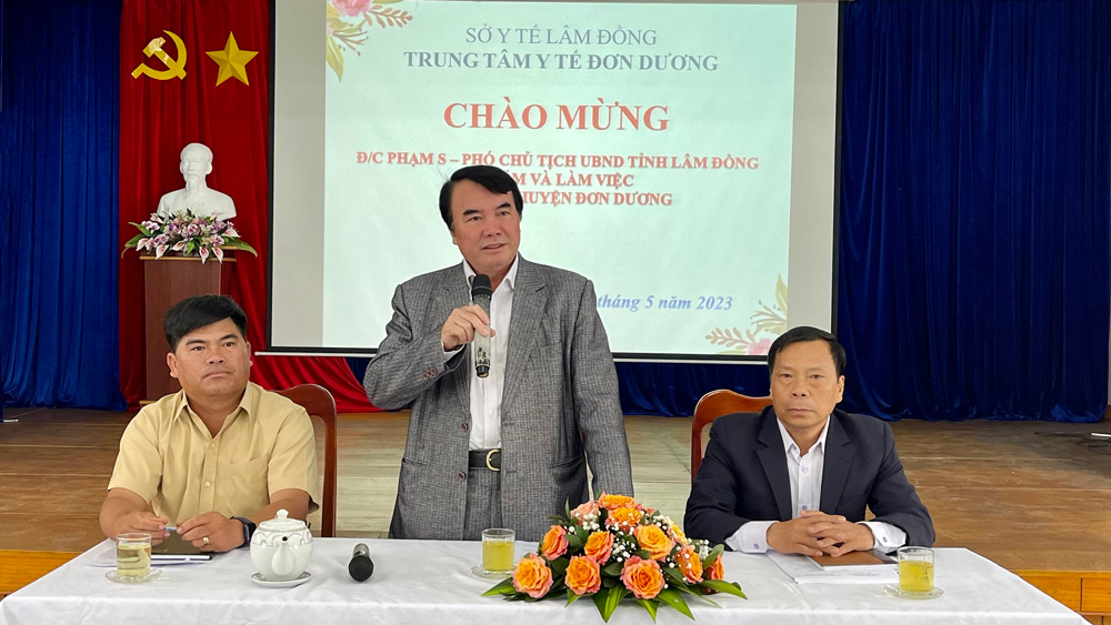 Phó Chủ tịch UBND tỉnh Lâm Đồng Phạm S phát biểu tại buổi làm việc với Trung tâm Y tế huyện Đơn Dương