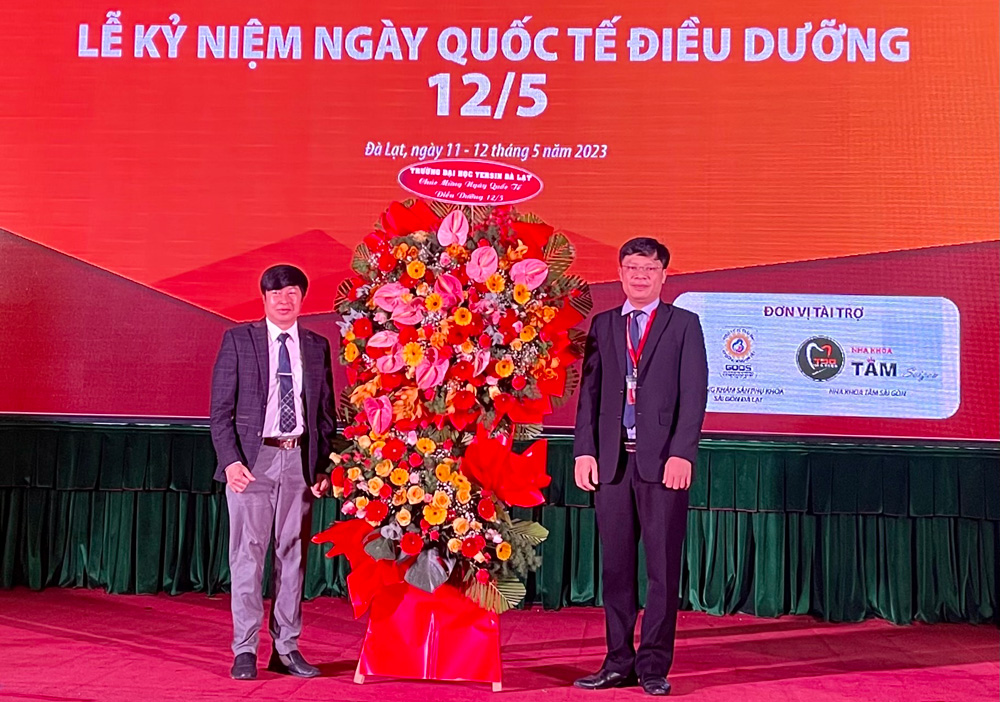 Lãnh đạo Trường Đại học Yersin Đà Lạt tặng hoa chúc mừng Hội Điều dưỡng Lâm Đồng nhân kỷ niệm Ngày Quốc tế Điều dưỡng