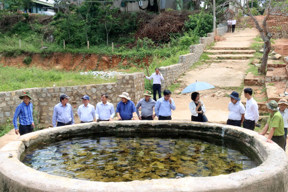 Đồng chí Phạm S – Phó Chủ tịch UBND tỉnh cùng các đồng chí lãnh đạo tỉnh và huyện đi kiểm tra giếng nóng xã Đạ Long