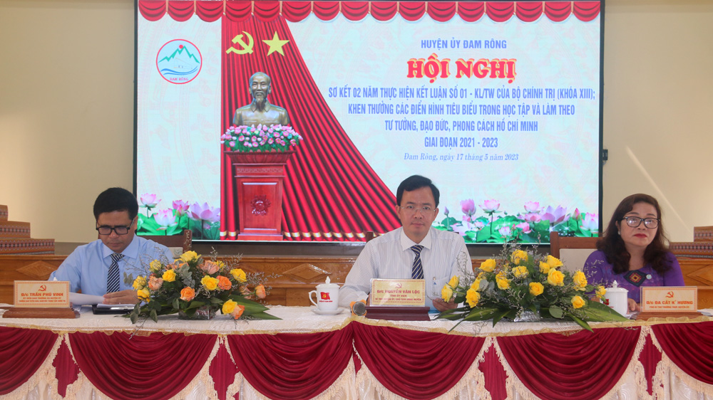 Đồng chí Nguyễn Văn Lộc – Bí thư Huyện ủy cùng các đồng chí trong Ban Thường vụ Huyện ủy chủ trì Hội nghị