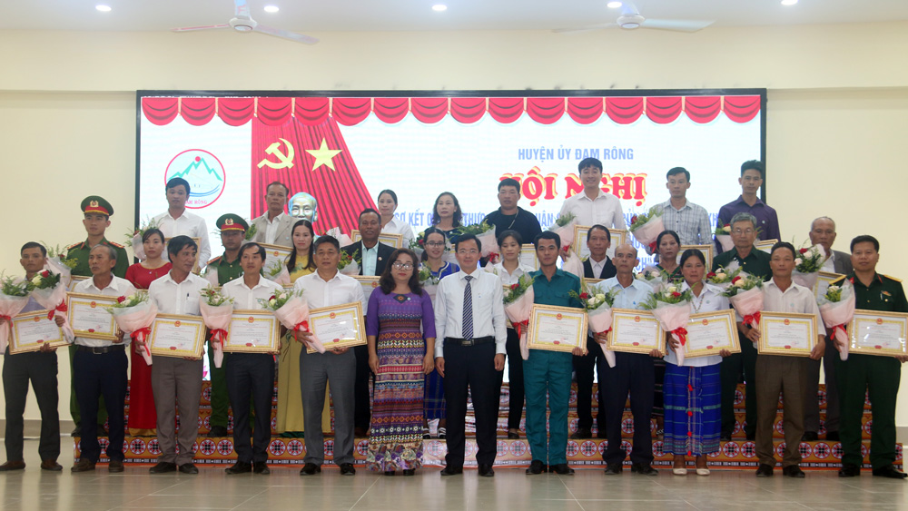 Đồng chí Nguyễn Văn Lộc –Bí thư Huyện ủy cùng các đồng chí trong Ban Thường vụ Huyện ủy biểu dương, khen thưởng các tập thể, cá nhân tiêu biểu
