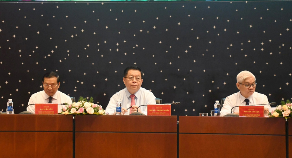 Ông Nguyễn Trọng Nghĩa (giữa), Bí thư Trung ương Đảng, Trưởng Ban Tuyên giáo Trung ương chủ trì Hội nghị