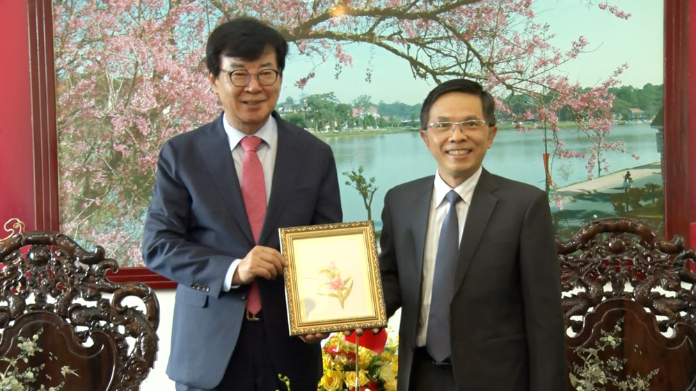Bí thư Thành ủy Đà Lạt Đặng Trí Dũng trao quà lưu niệm cho lãnh đạo huyện Jangheung