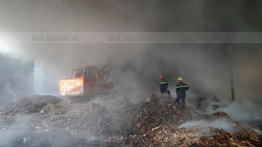 Đạ Huoai: Vụ cháy tại xưởng chế phẩm gỗ thiệt hại 30 triệu đồng