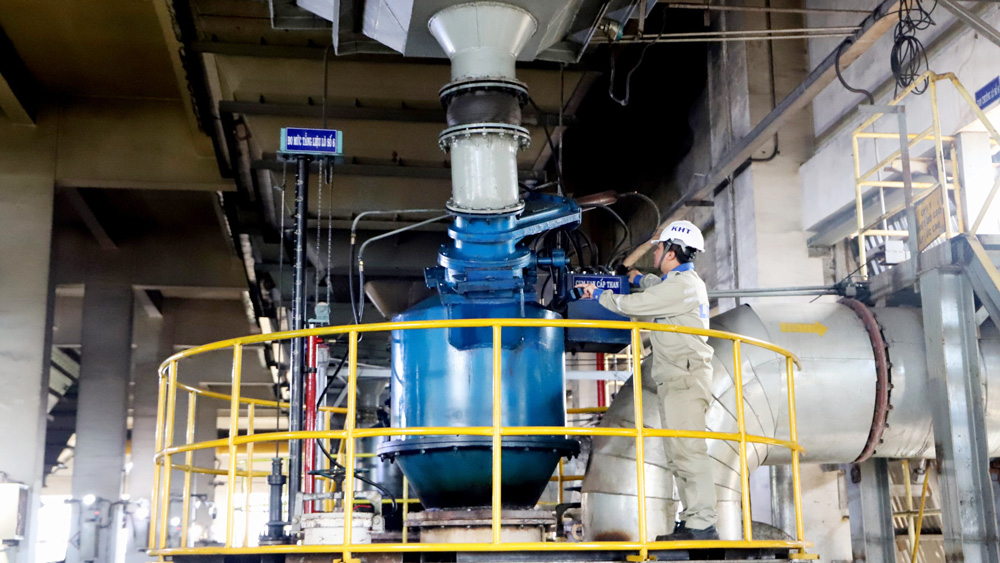 Công nhân vận hành tại Phân xưởng khí hóa than Nhà máy Alumin 