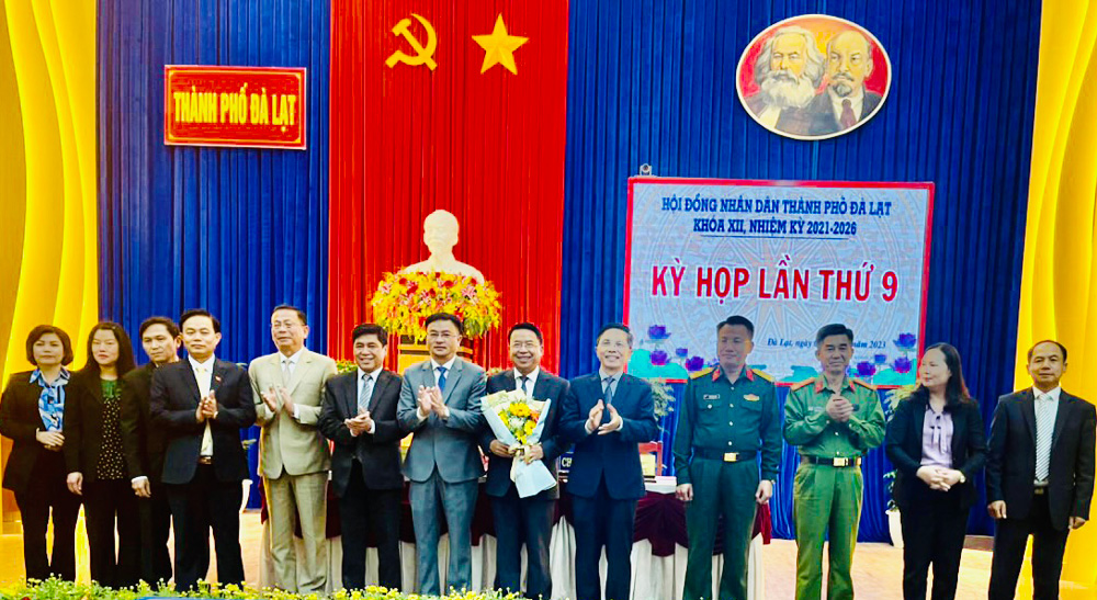 Lãnh đạo thành phố tặng hoa, chúc mừng đồng chí Tôn Thiện San nhận nhiệm vụ mới làm Giám đốc sở Kế hoạch và Đầu tư tỉnh Lâm Đồng