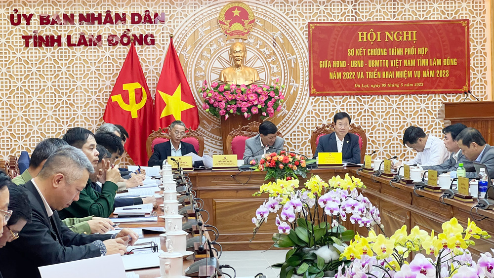 Lãnh đạo HĐND, UBND, Ủy ban MTTQ Việt Nam tỉnh chủ trì điều hành hội nghị