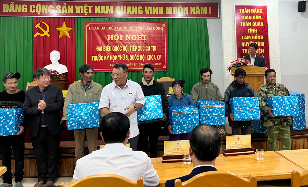 Đồng chí Nguyễn Tạo trao quà cho các hộ nhận khoán quản lý, bảo vệ rừng tại Vườn quốc gia Bidoup - Núi Bà