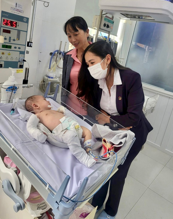 Hội LHPN TP Đà Lạt thăm bé gái 2 tháng tuổi bị bạo hành đang điều trị tại Bệnh viện Đa khoa tỉnh Lâm Đồng