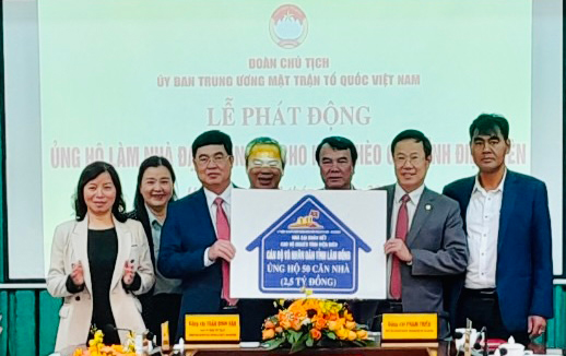 Lãnh đạo tỉnh Lâm Đồng và đại diện Ủy ban MTTQ, các ban ngành trao bảng mệnh giá Lâm Đồng hỗ trợ 50 căn nhà trị giá 2,5 tỷ đồng cho tỉnh Điện Biên