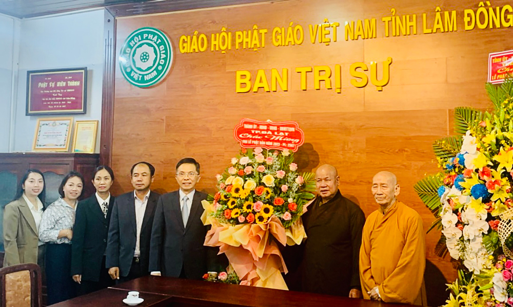 Đoàn lãnh đạo TP Đà Lạt tặng hoa, quà chúc mừng Đại lễ Phật đản 2023 tới Ban Trị sự Giáo hội Phật giáo Việt Nam TP Đà Lạt