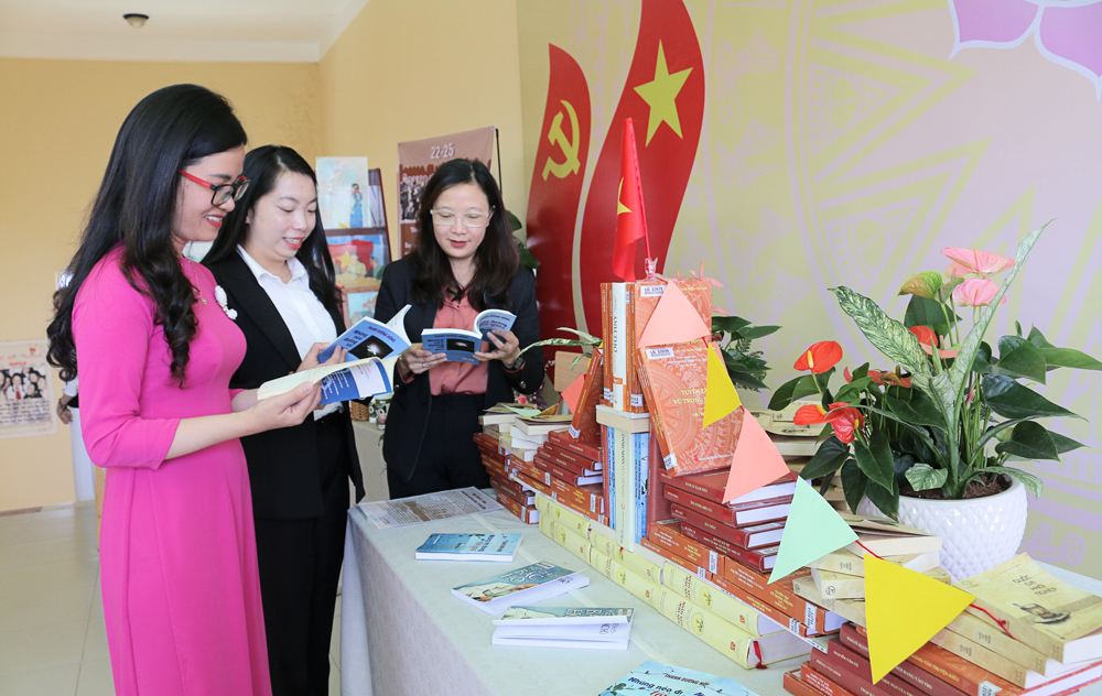 Các đại biểu tham quan Không gian Văn hóa Hồ Chí Minh