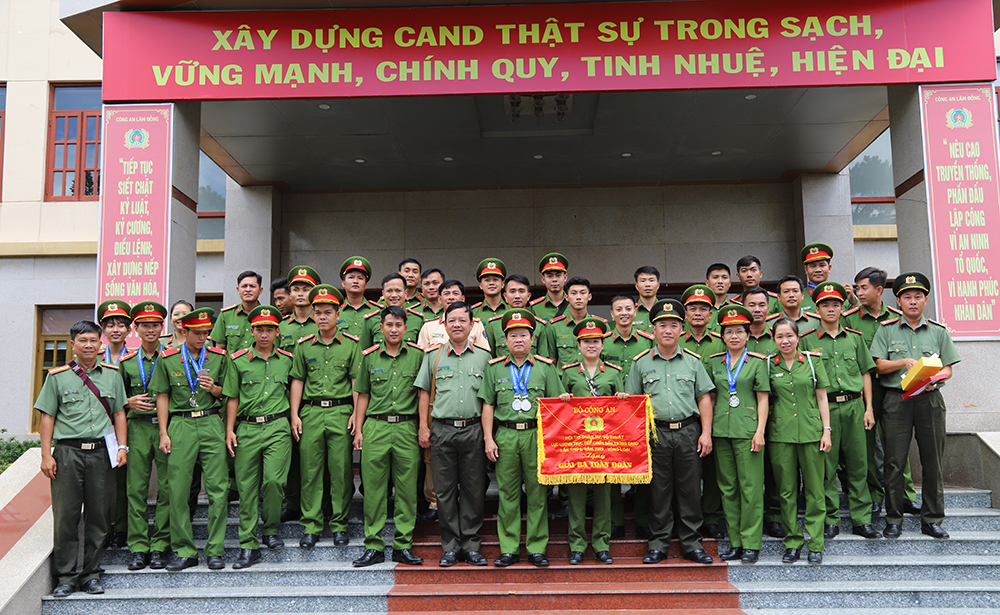 Đội tuyển Công an tỉnh Lâm Đồng với niềm vui Giải nhất toàn