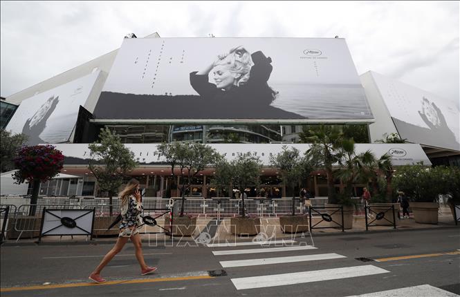 Áp phích Liên hoan phim quốc tế Cannes lần thứ 76 được gắn bên ngoài trung tâm nghệ thuật Palais du Festival ở Cannes, Pháp, nơi diễn ra liên hoan ngày 15/5/2023
