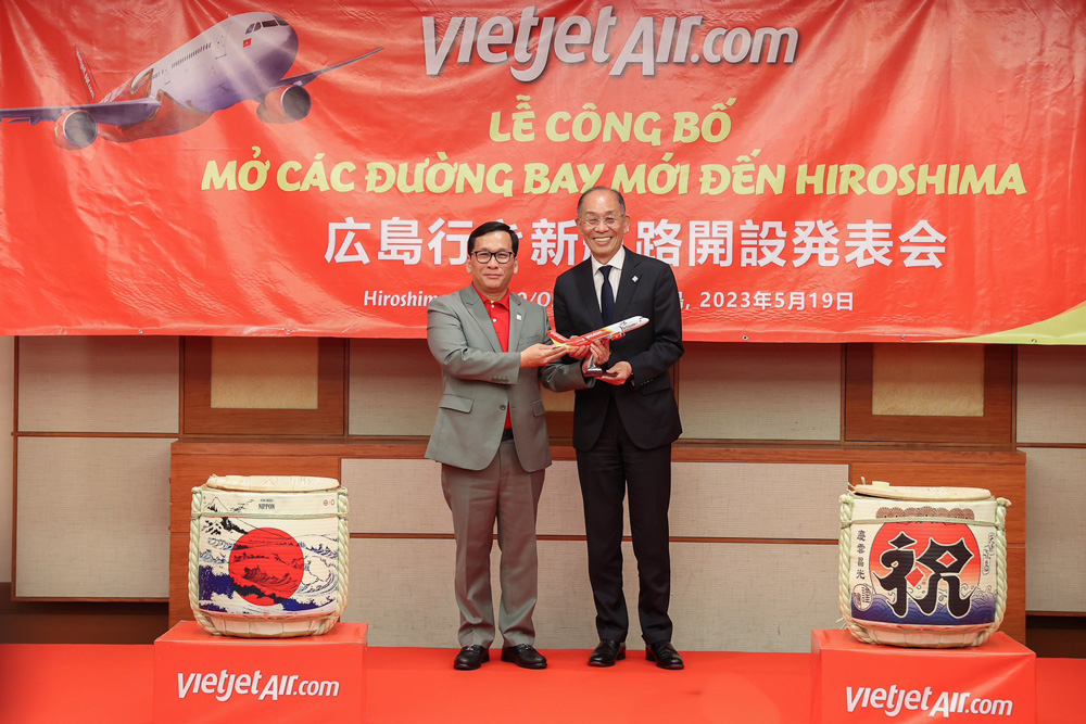 Tổng Giám đốc Vietjet Đinh Việt Phương trao quà lưu niệm cho ông Masahiko Tanabe, Phó Thống đốc tỉnh Hiroshima