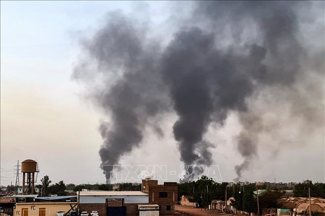Khói bốc lên sau các cuộc giao tranh giữa quân đội Sudan và nhóm bán quân sự Các Lực lượng Hỗ trợ nhanh (RSF) tại thủ đô Khartoum ngày 24/5/2023