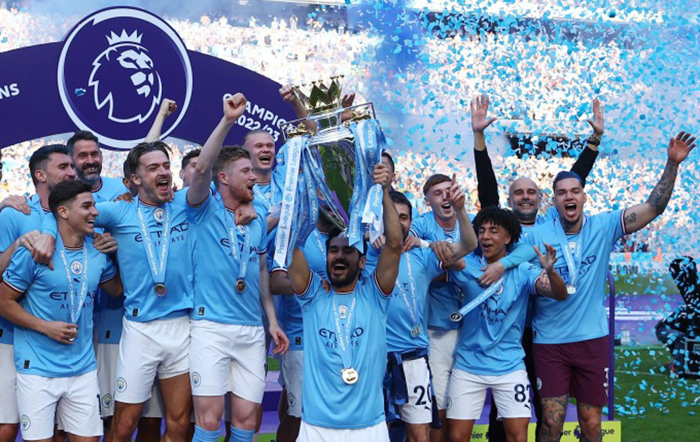 Cầu thủ Manchester City nâng cúp vô địch Ngoại hạng Anh mùa bóng 2022 - 2023.