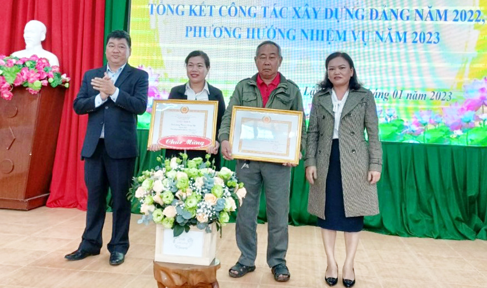 Đảng ủy xã Quảng Lập tuyên dương, khen thưởng các tổ chức Đảng và đảng viên hoàn thành tốt nhiệm vụ xây dựng Đảng năm 2022
