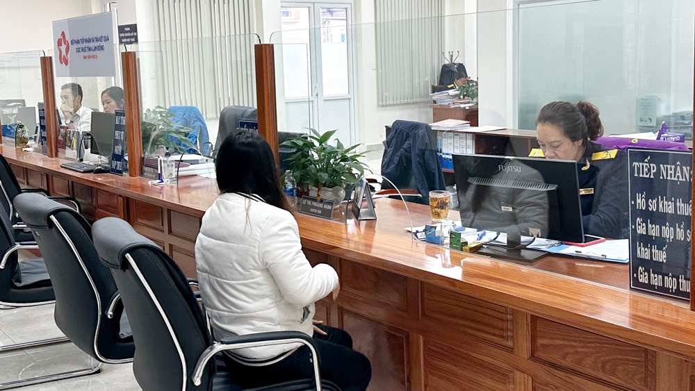 Người nộp thuế làm việc tại Cục Thuế tỉnh Lâm Đồng