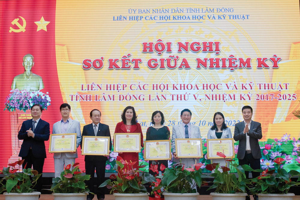 Đ/c Phan Xuân Dũng - Bí thư Đảng Đoàn, Chủ tịch Liên hiệp các Hội KH&KT Việt Nam (đầu tiên bên trái)tặng bằng khen cho các cá nhân có thành tích xuất sắc trong hoạt động giai đoạn 2017-2022. Ảnh: Quỳnh Uyển
