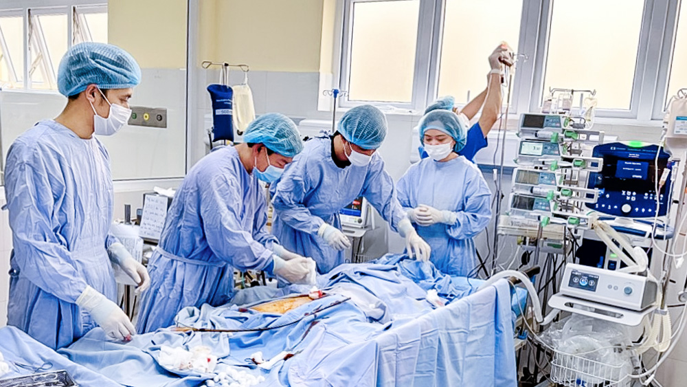 Các y, bác sĩ Khoa Hồi sức tích cực - Chống độc, BVĐK Lâm Đồng đang tập trung cứu bệnh nhân nặng
