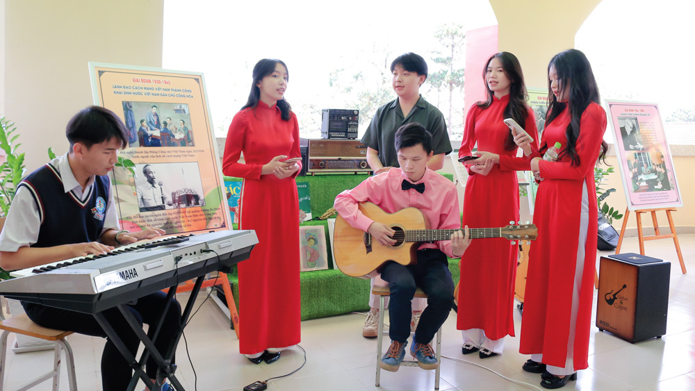 Học sinh Trường THPT Trần Phú thể hiện các bài hát về Bác Hồ tại góc âm nhạc trong Không gian Văn hóa Hồ Chí Minh