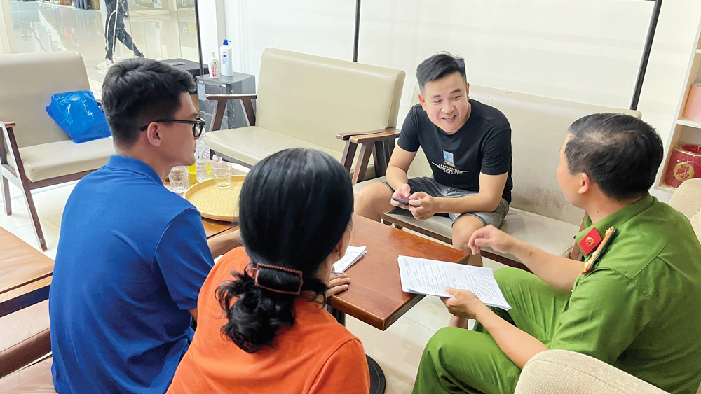 Các tổ công tác chuyển đổi số thị trấn Đạ Tẻh giúp người dân hỗ trợ đăng ký và kích hoạt định danh điện tử, đăng ký tài khoản dịch vụ công quốc gia