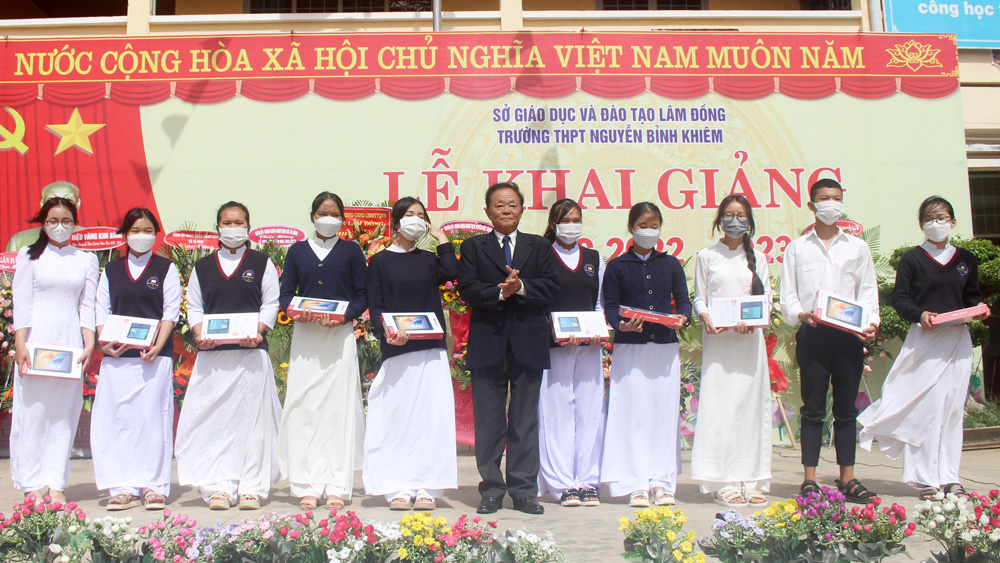 Trao tặng học bổng cho các em học sinh nghèo vượt khó Trường Nguyễn Bỉnh Khiêm