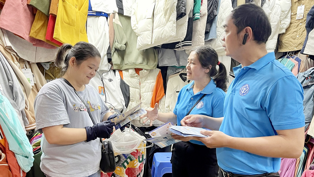 Tuyên truyền, vận động tiểu thương chợ Đà Lạt tham gia BHXH tự nguyện để có lương hưu