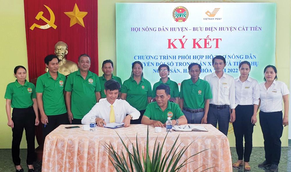 Hội Nông dân huyện Cát Tiên phối hợp Bưu điện huyện hỗ trợ nông dân chuyển đổi số trong sản xuất và tiêu thụ nông sản