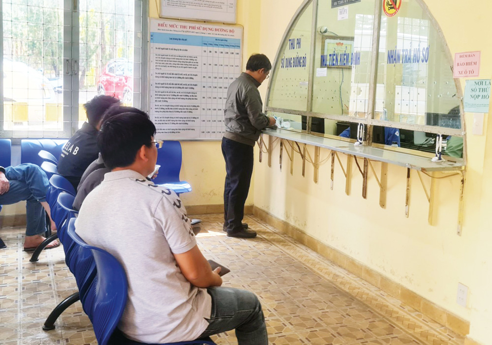 Người dân đến đăng ký đăng kiểm xe cơ giới tại Đà Lạt