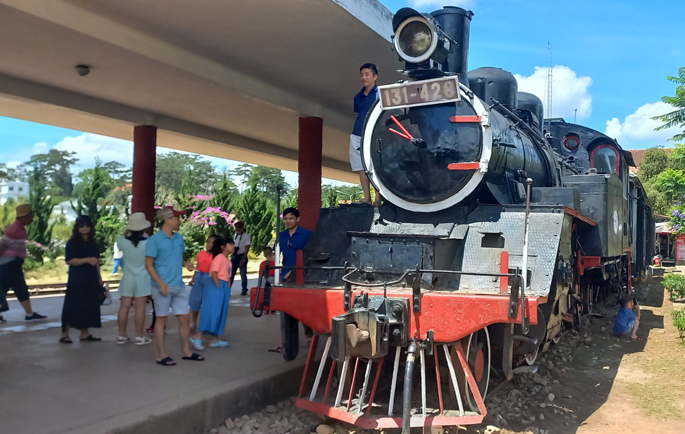 Du khách thích thú với đầu máy tàu hỏa tại ga Đà Lạt