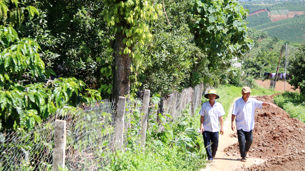 Ông Bùi Xuân Nhâm (bên phải) cho biết sẽ tiếp tục hiến 200 m2 đất để địa phương hoàn thiện tuyến đường liên thôn