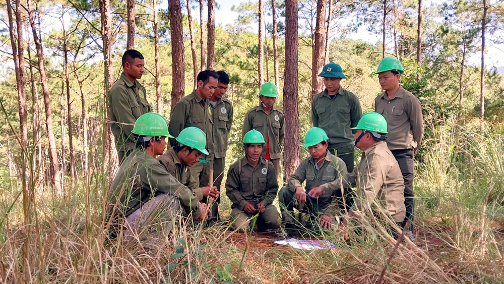 Lực lượng kiểm lâm và các hộ nhận khoán hội bàn phương án tuần tra quản lý, bảo vệ rừng