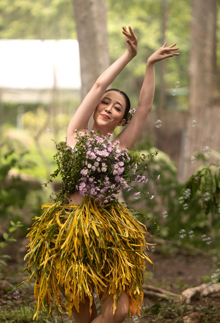 Rừng của Vườn Quốc gia Cát Tiên trở thành sân khấu trình diễn thời trang; và nghệ sĩ, diễn viên, người mẫu đều đi chân đất, hòa quyện với thiên nhiên qua những bộ trang phục từ hoa, lá, cây cỏ.