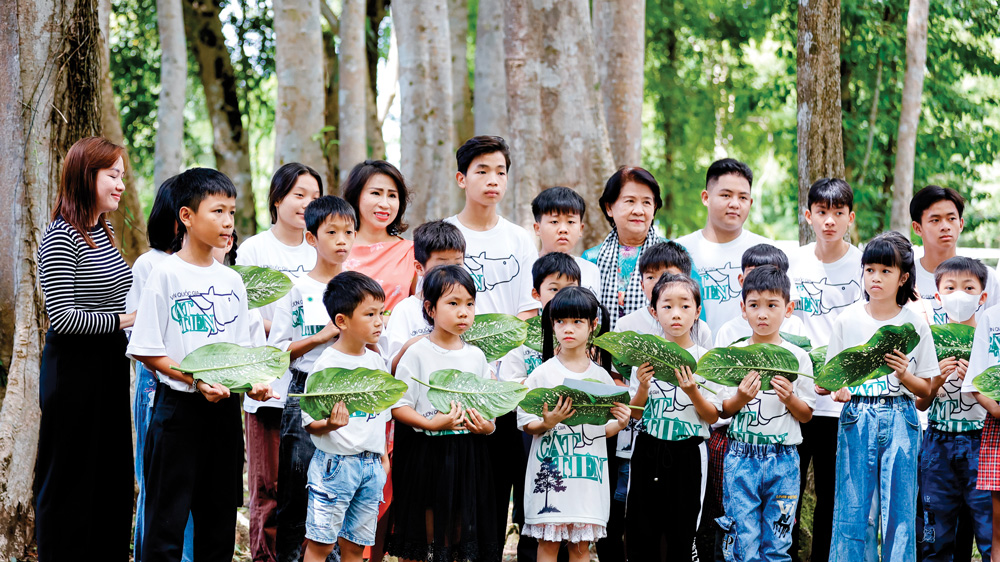 'Trong khuôn khổ chương trình ý nghĩa này, Công ty Cổ phần phát triển Thanh Dung
và Saigon Times Foundation đã đồng hành cùng Ban Tổ chức trao 40 suất học bổng
cho con em cán bộ nhân viên Vườn Quốc gia Cát Tiên (2 triệu đồng/suất).'