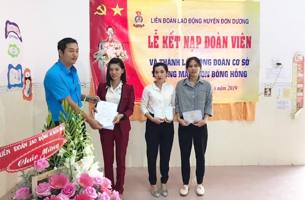 Kết nạp đoàn viên mới tại CĐCS Trường Mầm non Bông Hồng, huyện Đơn Dương