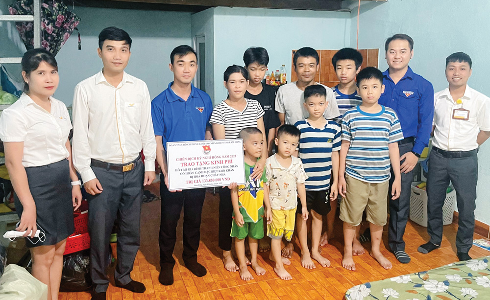 Đoàn Khối Doanh nghiệp tỉnh Lâm Đồng trao kinh phí hỗ trợ cho gia đình thanh niên công nhân có hoàn cảnh khó khăn tại huyện Đam Rông
