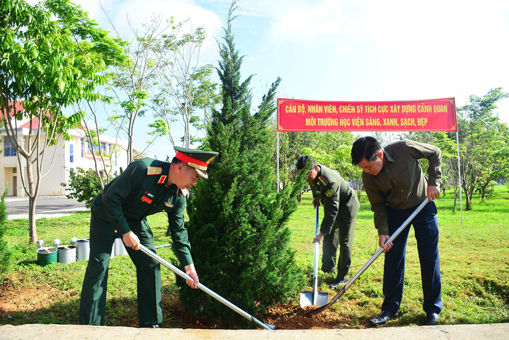 Thủ trưởng Học viện Lục quân, đại diện lãnh đạo, kiểm lâm TP Đà Lạt tham gia trồng cây