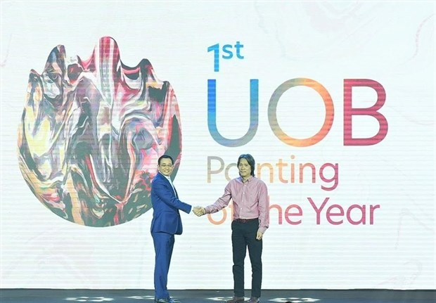 Ông Victor Ngo - Tổng Giám đốc Ngân hàng UOB Việt Nam và ông Ngô Tuấn Phong - Phó Cục trưởng Cục Mỹ thuật, Nhiếp ảnh và Triển lãm tiến hành nghi thức công bố cuộc thi
