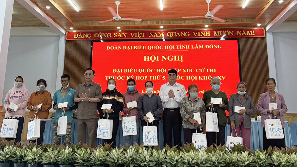 Đồng chí Trần Đình Văn và đồng chí Nguyễn Văn Yên tặng quà cho các hộ khó khăn huyện tại Đơn Dương