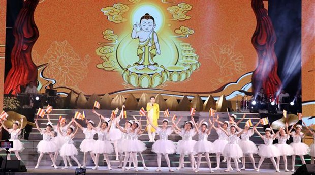 Đại cảnh ca múa Thích Ca Mâu Ni Phật mở đầu chương trình nghệ thuật “Lửa thiêng rực sáng sử vàng”